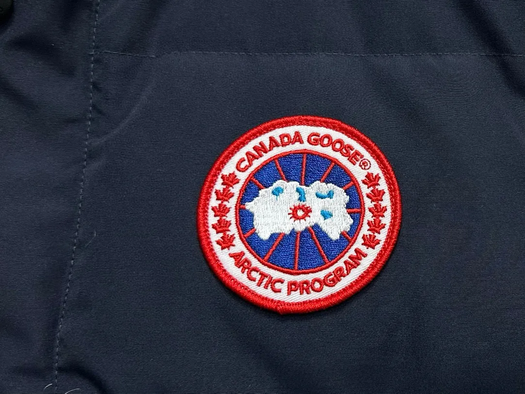P360 [Canada Goose] Canada Goose #Freestyle Crew 4154M Men’s and Women’s Vest Down# ➖ Imported Behringer embroidery machine with customized 10,000-needle embroidery logo! ➖ Imported 21-count polyester-cotton blended original fabric, using Feather-Light 10D waterproof coating fabric, made of 84.5% polyester fiber and 15.5% cotton, 100% the best feel in the entire network! ➖ The genuine official website uses the national standard 80 white duck down, and will never be misled by false claims such as 90 down or goose down! ➖ 100% nylon nylon lining with double double-layer sealing design to prevent velvet from running away. Top-grade polar fleece is used in the collar and pockets to keep warm and comfortable! ➖ Yoshida YKK provides original custom-made electroplated sliders. YKK two-way lockable zippers are tight and smooth and will not peel off paint! ➖ 3M composite original Velcro is durable, and all accessories and hardware are disassembled and customized! ⛔No slander, no exaggeration, no need for too much copywriting, because it is focused, it is professional!  SIZE: XS S M L XL XXL